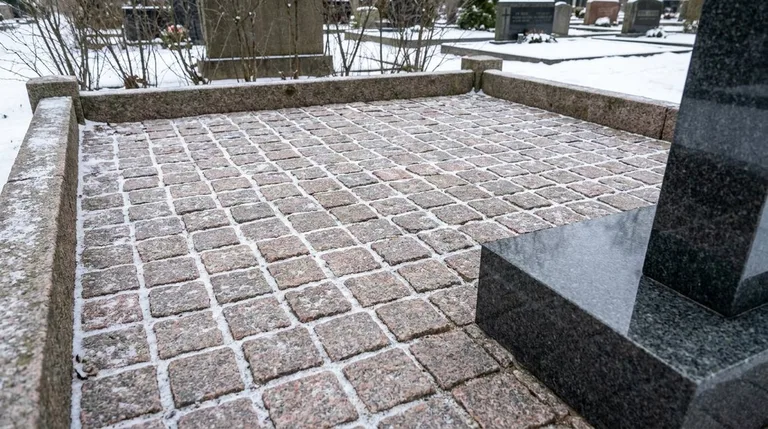 Мощение участка серой гранитной плиткой с цоколем, образец ПМ004 в Рязани