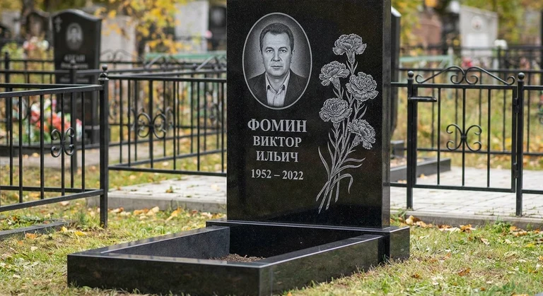 Гравировка гвоздик на памятник в Рязани — пример работы на граните