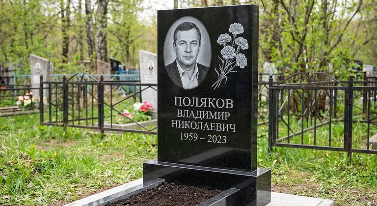 Памятник с гравировкой гвоздик — выполненная работа «Поляков» в Рязани