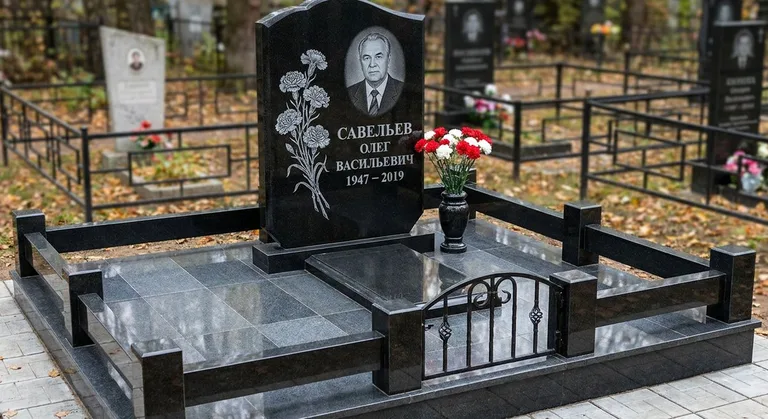 Памятник с гравировкой гвоздик — выполненная работа «Савельев» в Рязани