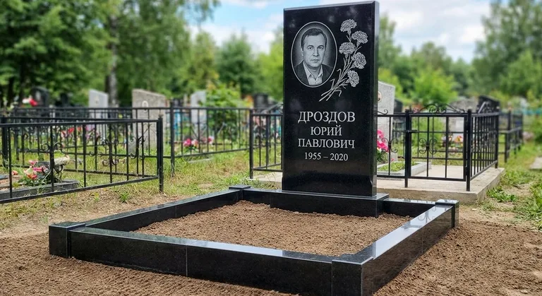 Памятник с гравировкой гвоздик — выполненная работа «Дроздов» в Рязани