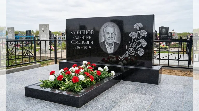 Памятник с гравировкой гвоздик — выполненная работа «Кузнецов» в Рязани