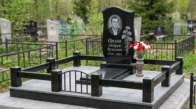 Памятник с гравировкой гвоздик — выполненная работа «Орлов» в Рязани
