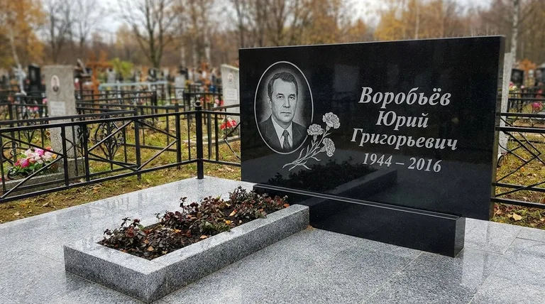 Памятник с гравировкой гвоздик — выполненная работа «Воробьёв» в Рязани