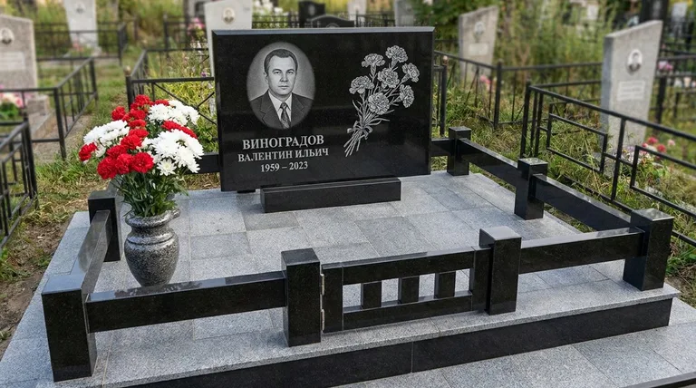 Памятник с гравировкой гвоздик — выполненная работа «Виноградов» в Рязани