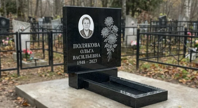 Памятник с гравировкой хризантем — выполненная работа «Полякова» в Рязани