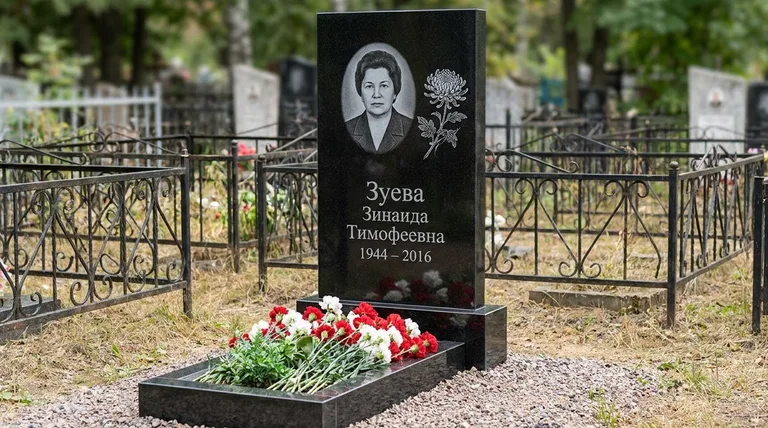 Памятник с гравировкой хризантем — выполненная работа «Зуева» в Рязани