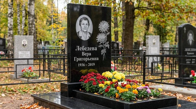 Памятник с гравировкой хризантем — выполненная работа «Лебедева» в Рязани