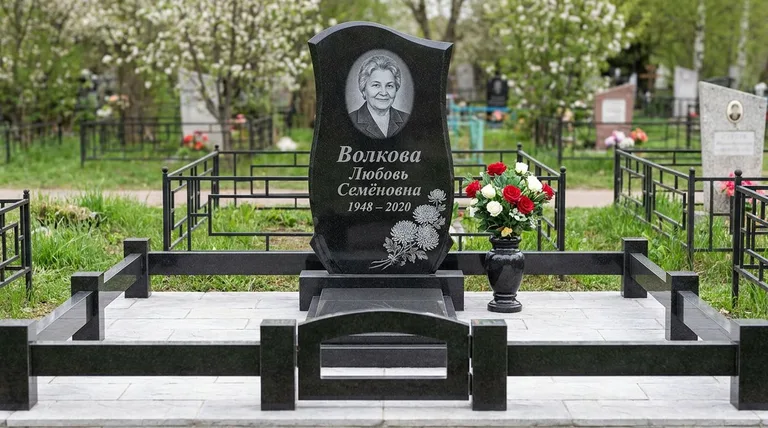Памятник с гравировкой хризантем — выполненная работа «Волкова» в Рязани