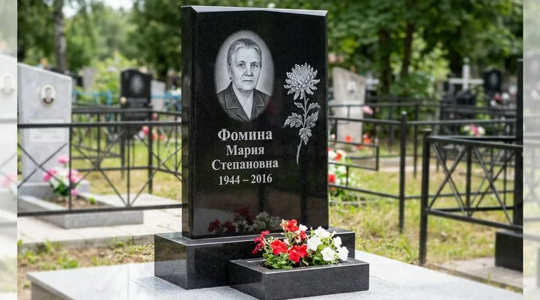 Памятник с гравировкой хризантем — выполненная работа «Фомина» в Рязани