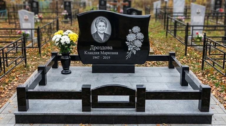 Памятник с гравировкой хризантем — выполненная работа «Дроздова» в Рязани