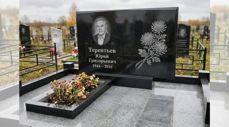 Памятник с гравировкой хризантем — выполненная работа «Терентьев» в Рязани