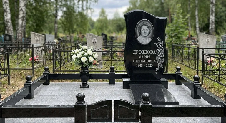 Памятник с гравировкой ландышей — выполненная работа «Дроздова» в Рязани