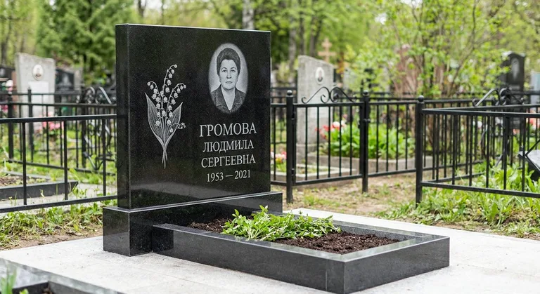 Памятник с гравировкой ландышей — выполненная работа «Громова» в Рязани