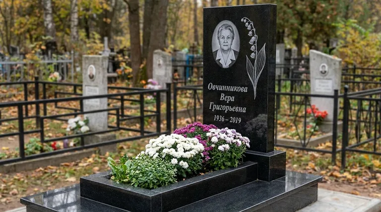 Памятник с гравировкой ландышей — выполненная работа «Овчинникова» в Рязани