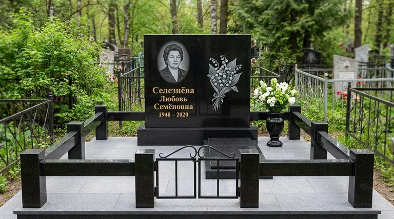 Памятник с гравировкой ландышей — выполненная работа «Селезнёва» в Рязани