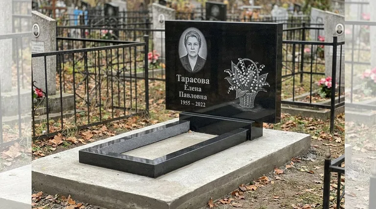 Памятник с гравировкой ландышей — выполненная работа «Тарасова» в Рязани