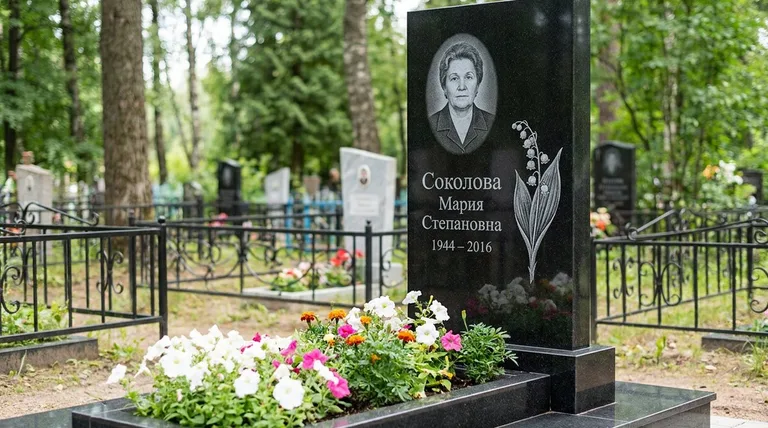 Памятник с гравировкой ландышей — выполненная работа «Соколова» в Рязани