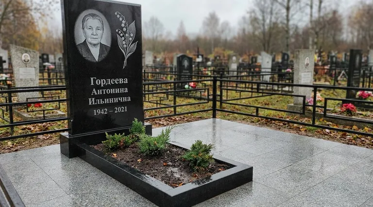 Памятник с гравировкой ландышей — выполненная работа «Гордеева» в Рязани