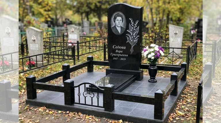 Памятник с гравировкой ландышей — выполненная работа «Седова» в Рязани