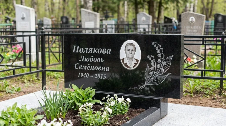 Памятник с гравировкой ландышей — выполненная работа «Полякова» в Рязани