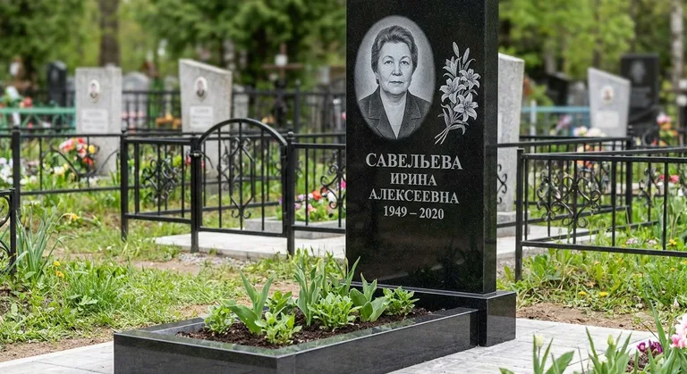 Памятник с гравировкой лилий — выполненная работа «Савельева» в Рязани