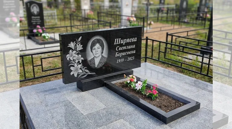 Памятник с гравировкой лилий — выполненная работа «Ширяева» в Рязани