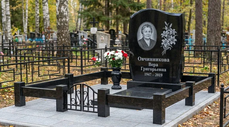 Памятник с гравировкой лилий — выполненная работа «Овчинникова» в Рязани