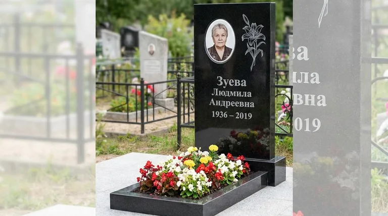 Памятник с гравировкой лилий — выполненная работа «Зуева» в Рязани