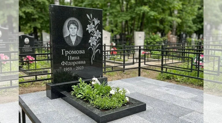 Памятник с гравировкой лилий — выполненная работа «Громова» в Рязани