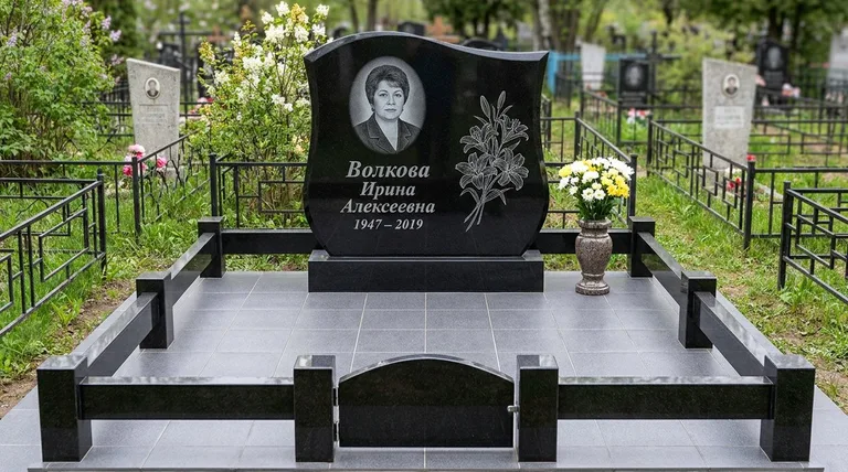 Памятник с гравировкой лилий — выполненная работа «Волкова» в Рязани