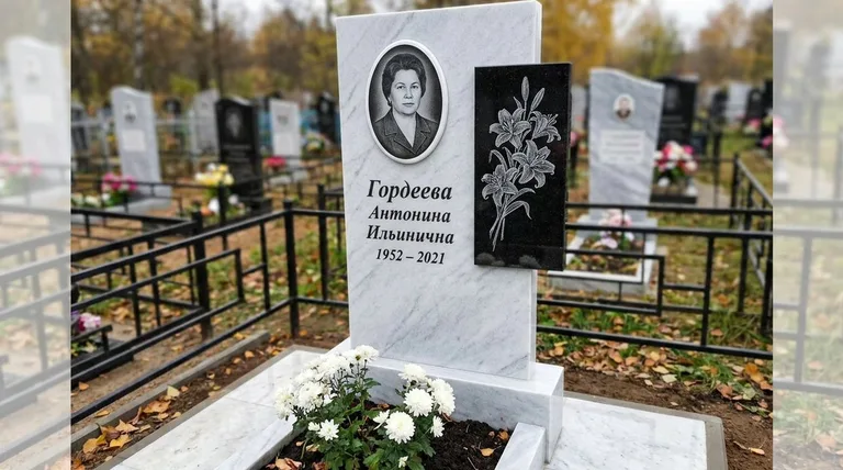 Памятник с гравировкой лилий — выполненная работа «Гордеева» в Рязани