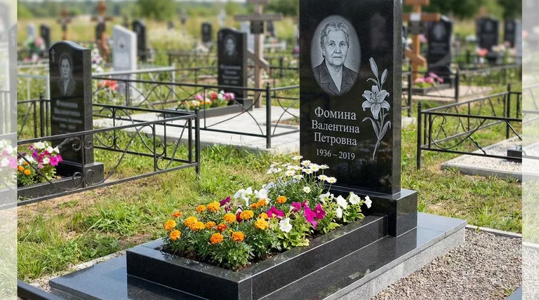Памятник с гравировкой лилий — выполненная работа «Фомина» в Рязани