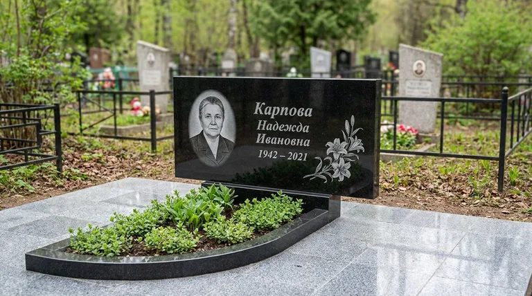 Памятник с гравировкой лилий — выполненная работа «Карпова» в Рязани