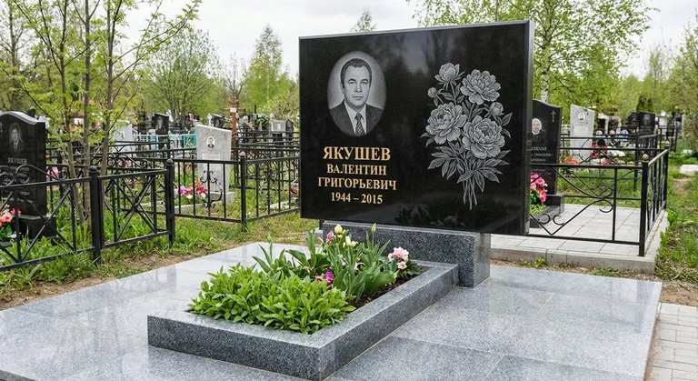 Памятник с гравировкой пионов — выполненная работа «Якушев» в Рязани