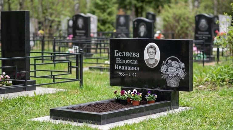 Памятник с гравировкой пионов — выполненная работа «Беляева» в Рязани