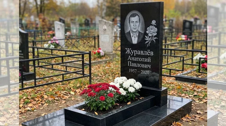 Памятник с гравировкой пионов — выполненная работа «Журавлёв» в Рязани