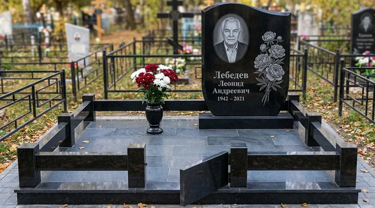 Памятник с гравировкой пионов — выполненная работа «Лебедев» в Рязани