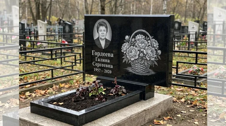 Памятник с гравировкой пионов — выполненная работа «Гордеева» в Рязани