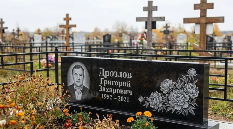Памятник с гравировкой пионов — выполненная работа «Дроздов» в Рязани
