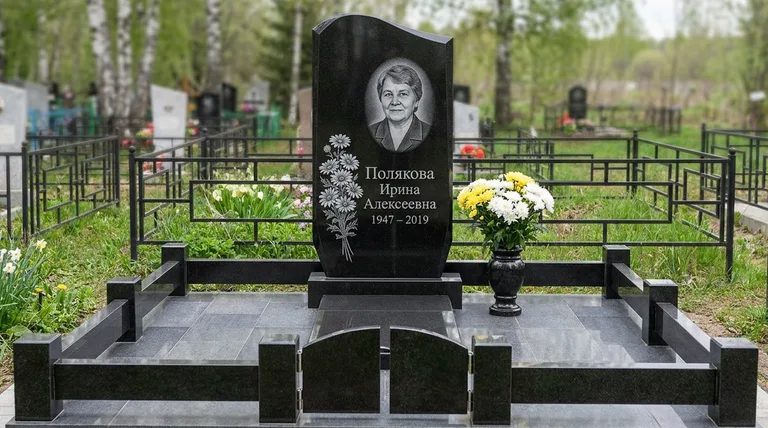 Памятник с гравировкой ромашек — выполненная работа «Полякова» в Рязани
