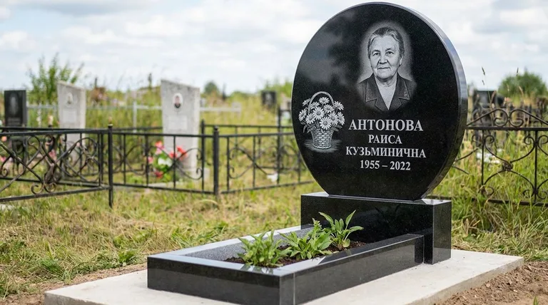 Памятник с гравировкой ромашек — выполненная работа «Антонова» в Рязани