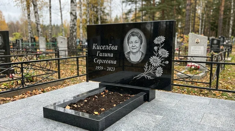 Памятник с гравировкой ромашек — выполненная работа «Киселёва» в Рязани