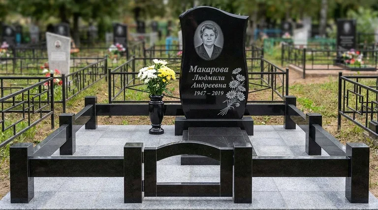 Памятник с гравировкой ромашек — выполненная работа «Макарова» в Рязани
