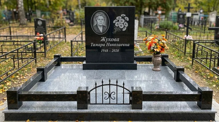 Памятник с гравировкой ромашек — выполненная работа «Жукова» в Рязани