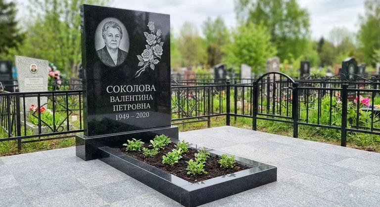 Памятник с гравировкой роз — выполненная работа «Соколова» в Рязани