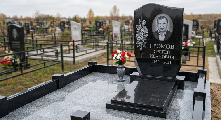 Памятник с гравировкой роз — выполненная работа «Громов» в Рязани