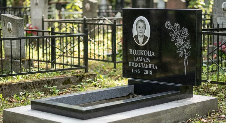Памятник с гравировкой роз — выполненная работа «Волкова» в Рязани