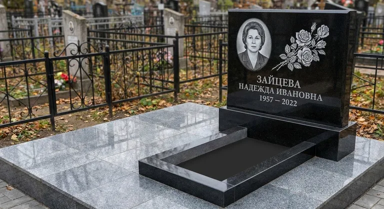 Памятник с гравировкой роз — выполненная работа «Зайцева» в Рязани