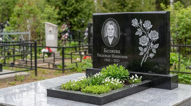 Памятник с гравировкой роз — выполненная работа «Беляева» в Рязани